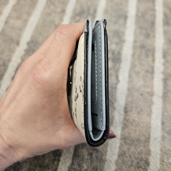 NEW Bi-Fold Floral Blue and White Snap Wallet + Beaded Bag Charm/Keychain - Picture 3 of 13